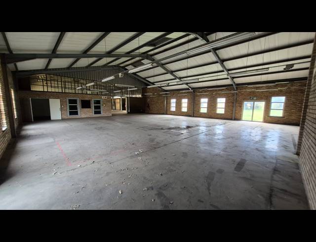 2,450M² WAREHOUSE TO LET IN APEX